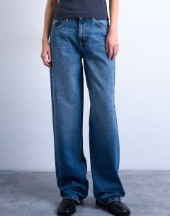 Model wearing Cinch low rise relaxed jean in vintage blue