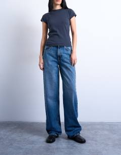 Model wearing Cinch low rise relaxed jean in vintage blue