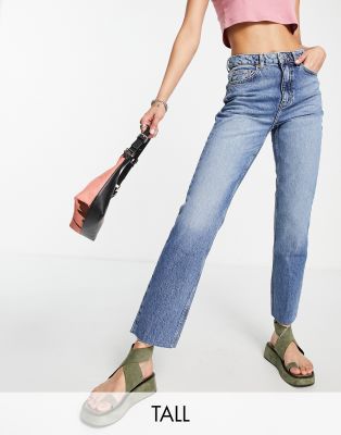 Topshop Tall - Gerade Jeans in Mittelblau mit mittelhohem Bund, verkürzter Beinlänge und unversäubertem Saum