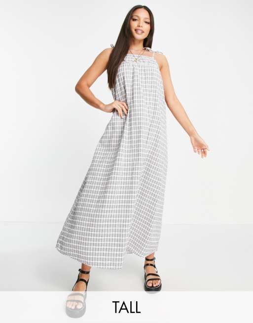 Topshop Tall – Gesmoktes, kariertes Maxi-Strandkleid in Schwarzweiß