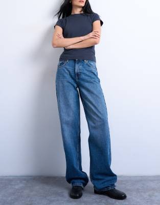 Topshop Tall - Locker geschnittene Jeans in Altblau mit niedrigem Bund und Schnallenriemen
