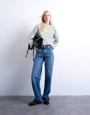 Topshop Tall - Locker geschnittene Jeans in Mittelblau mit niedrigem Bund und Schnallenriemen