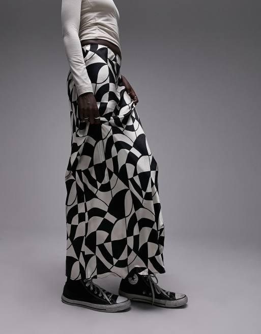 Topshop Tall Maxi rok van schuingesneden satijn met geometrische print in zwart wit