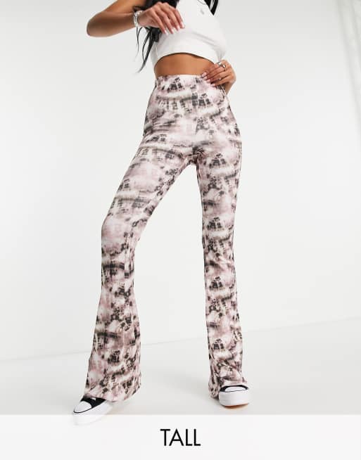 Topshop Tall - Pantaloni a zampa in rete con stampa