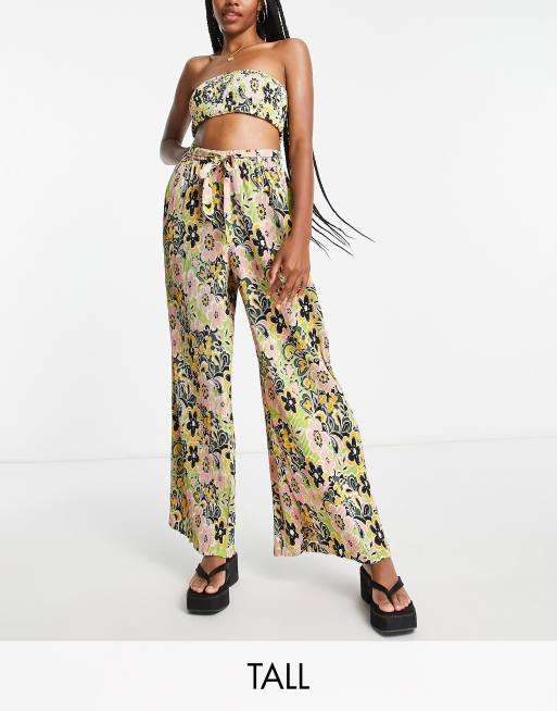 Topshop Tall - Pantaloni sartoriali a fondo ampio in plissé multicolore a fiori stile anni '60
