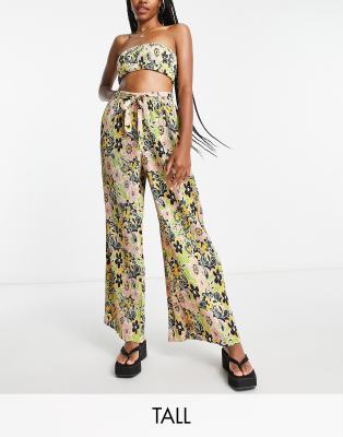 Topshop Tall - Plissierte Strandhose mit weitem Bein und buntem Blumenmuster im Stil der 60er