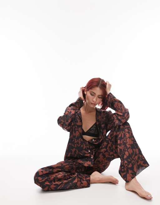 Topshop Tall - Satijnen pyjamaset van overhemd en broek met abstracte print en biezen in chocoladebruin 