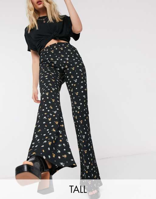 Topshop Tall – Småblommiga utsvängda byxor