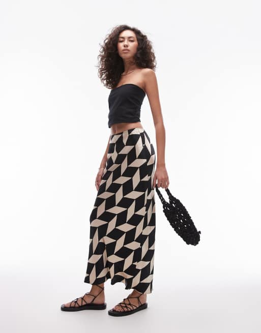 Topshop Tall – Svartvit maxikjol i satin med geometriskt mönster