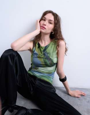 Topshop - Tanktop in Grün mit abstraktem Muster und seitlicher Raffung