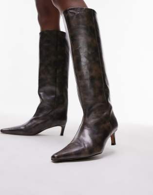 Topshop - Tara - Kniehohe Stiefel aus hochwertigem Leder in Used-Braun mit Absatz-Brown