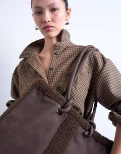 Model wearing Tate shearling tote bag in chocolate
