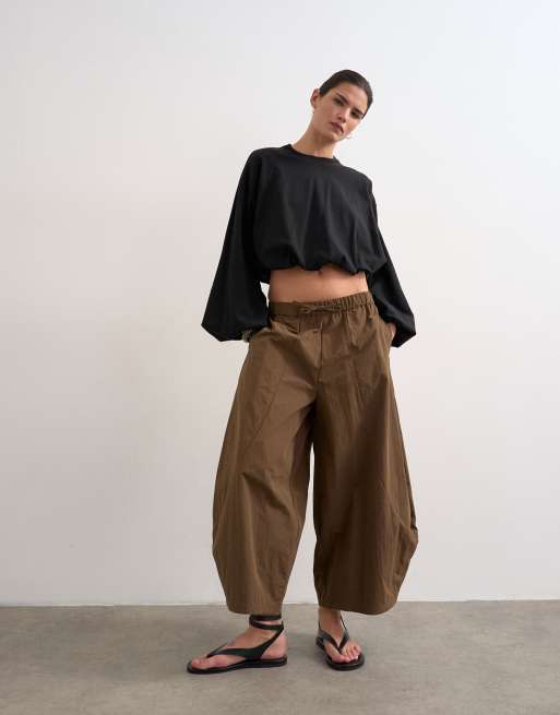 Topshop - Techy - Halflange ovaalvormige oversized broek in chocoladebruin, 3 van 5