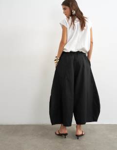 Model wearing Techy horseshoe trouser in black