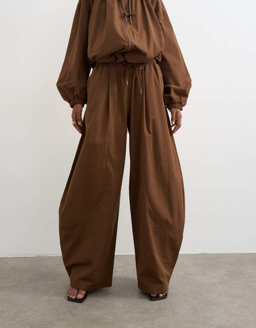 Topshop – Techy – Leichte Hose in Schokobraun mit ovalem Beinschnitt, Kombiteil, 4 von 5