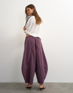 Model wearing Techy oversized ovoid mid length trouser in fig