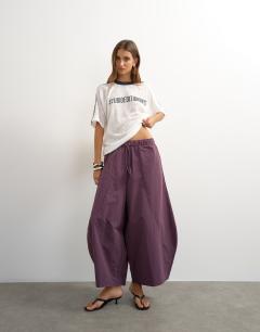 Model wearing Techy oversized ovoid mid length trouser in fig