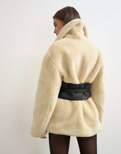 Topshop Teddy-Mantel mit Gürtel in Kunstlederoptik in Cremeweiß, 4 von 4