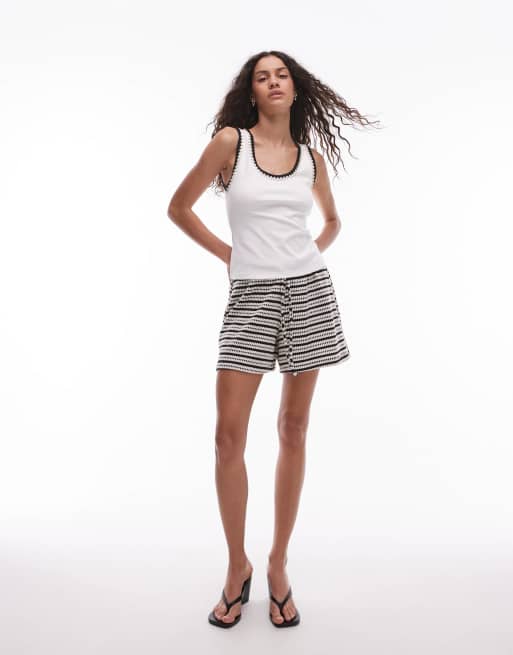 Topshop - Teksturerede shorts med sorte/hvide striber