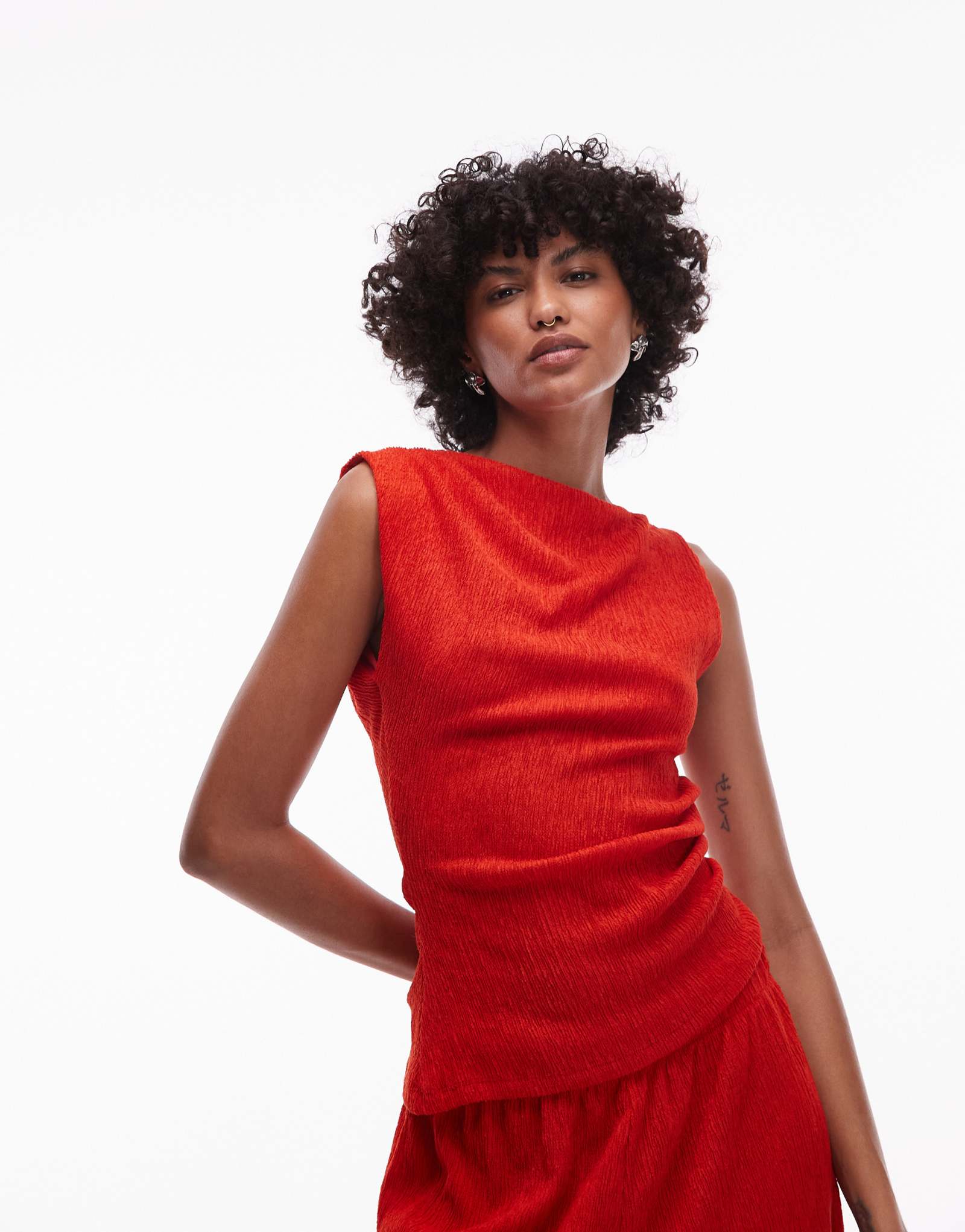 Текстурированный асимметричный топ на бретелях Topshop красного цвета с рюшами - часть комплекта
