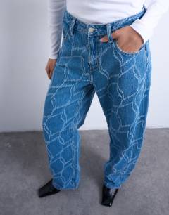 Model wearing Textured barrel jean in bleach