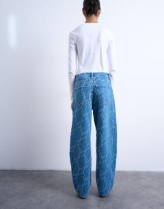 Model wearing Textured barrel jean in bleach