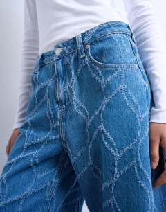 Model wearing Textured barrel jean in bleach