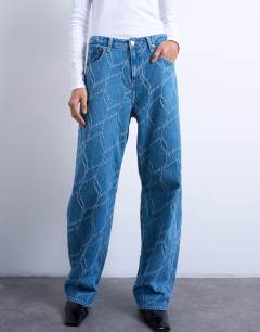 Model wearing Textured barrel jean in bleach