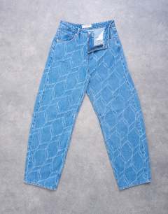 Model wearing Textured barrel jean in bleach