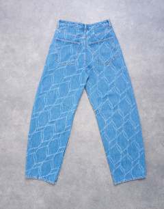 Model wearing Textured barrel jean in bleach