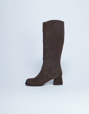 Topshop - Thea - Kniehohe Stiefel aus echtem Wildleder in Schokobraun mit Blockabsatz-Brown