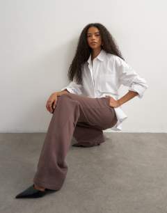 Model wearing Thin waistband straight leg joggers in mocha