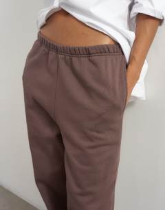 Model wearing Thin waistband straight leg joggers in mocha