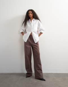 Model wearing Thin waistband straight leg joggers in mocha