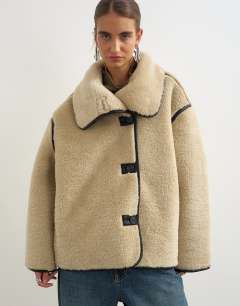 Model wearing Throw on shearling fleece in tan