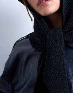 Model wearing Tie balaclava in black
