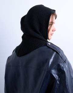 Model wearing Tie balaclava in black
