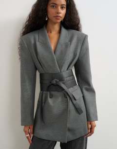 Model wearing Tie real leather waist belt in black