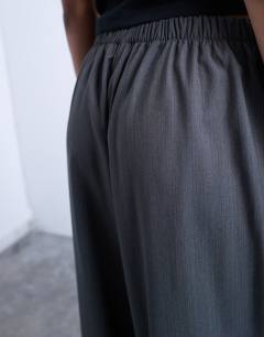 Model wearing Tie waist boxer jogger in grey