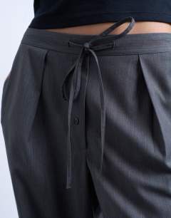 Model wearing Tie waist boxer jogger in grey