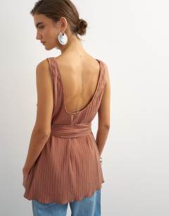 Model wearing Tie waist scoop cami in rust stripe
