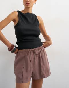 Model wearing Tie waist seam detail shorts in chocolate