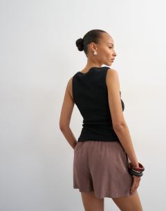 Model wearing Tie waist seam detail shorts in chocolate