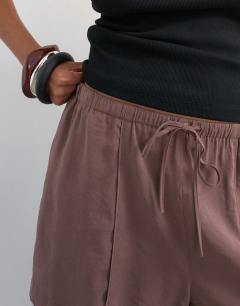 Model wearing Tie waist seam detail shorts in chocolate