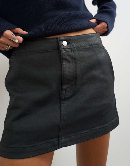 Topshop tief sitzender, schmal geschnittener, beschichteter Volantrock in Schwarz, 2 von 5
