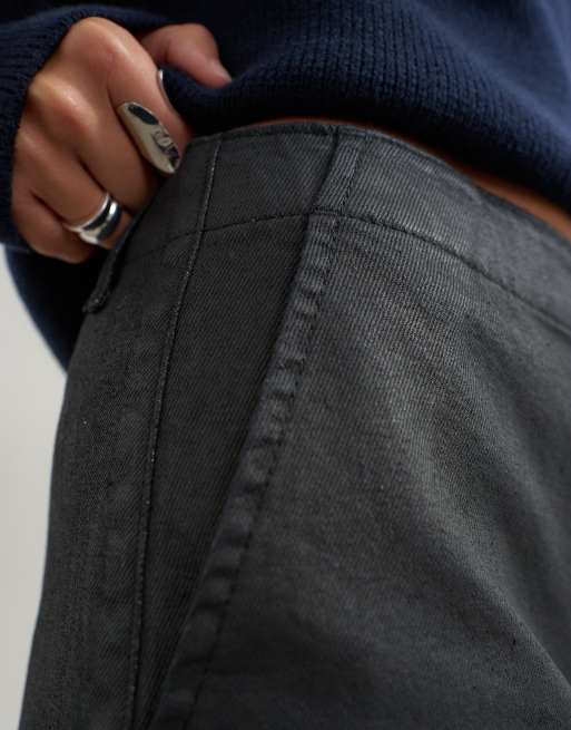 Topshop tief sitzender, schmal geschnittener, beschichteter Volantrock in Schwarz, 4 von 5