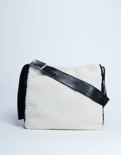 Topshop – Tish – Kremowo-czarna torba typu tote z kożuszka z kontrastowym paskiem