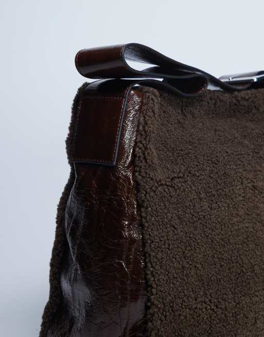 Topshop Tish shearling tote bag with contrast strap in chocolate