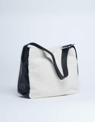 Topshop - Tish - Tragetasche in Creme und Schwarz mit Lammfell-Optik und kontrastierendem Tragegurt-Weiß