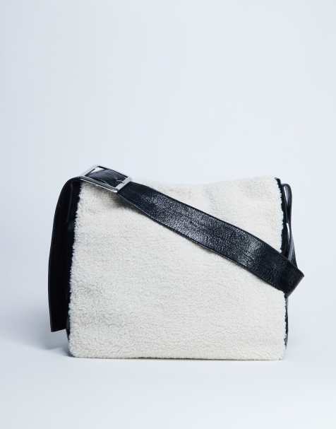 Topshop – Tish – Tragetasche in Creme und Schwarz mit Lammfell-Optik und kontrastierendem Tragegurt - view 1